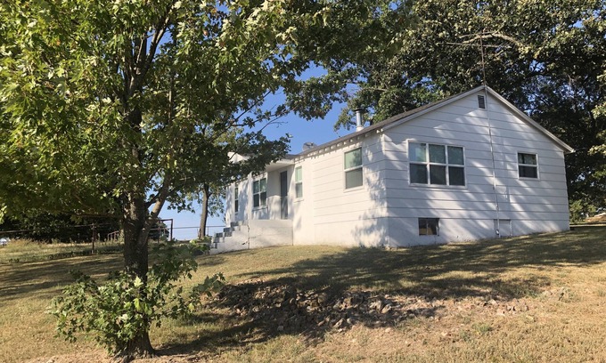 Crestline Other | Clean, comfy and cute farmhouse between Joplin and Neosho, easy access to I-49.