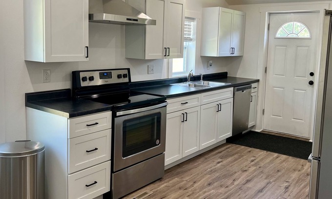 Johnston House | Clean & Cozy Family-Friendly Home Away From Home