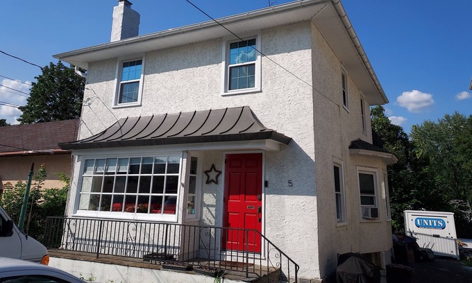 Glenside House | Clean, Crisp & Private with Roof Deck.