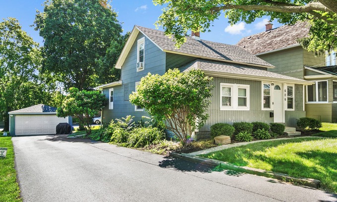 Libertyville House | Clean Freshly Remodeled 4 Bedroom House