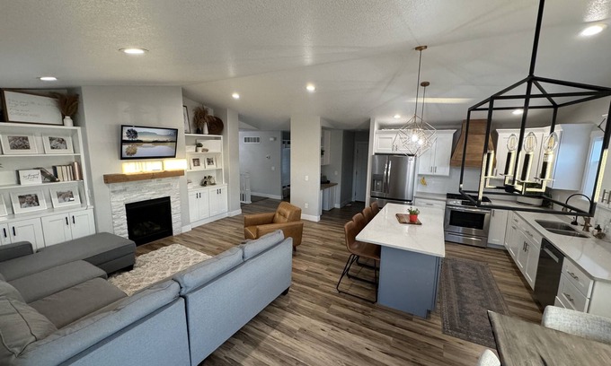 Gillette House | Clean House w/ Firepit + Car Rental/airport shuttle available upon request