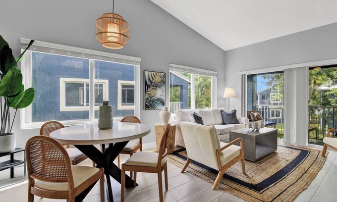 Mission Bay Apartment | Clean, modern and bright 2 bedroom, 2 bath in West Boca