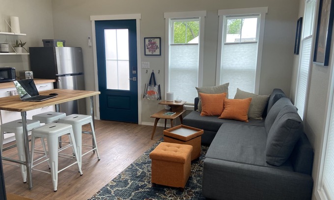 Hyde Park House | Clean, modern guesthouse located in a central Austin.