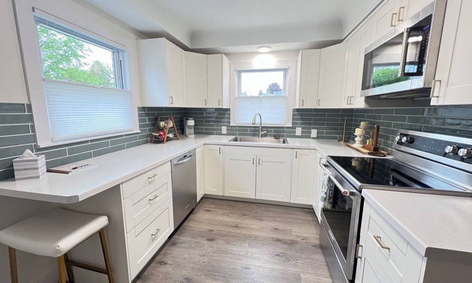 St. Clair House | Clean & Newly Remodeled Duplex Cottage in St. Clair, Walk to Golfing & Boating