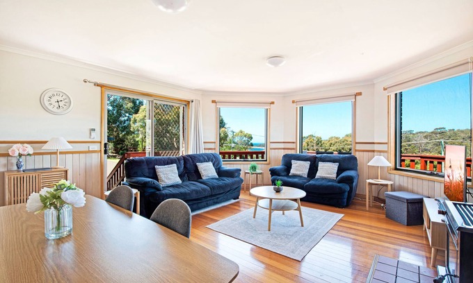 Binalong Bay House | Clean, peaceful, comfortable home in Binalong Bay with views over Skeleton Bay