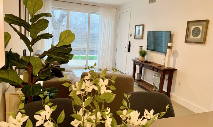 Govalle Condo | Clean Private Condo w/yard!