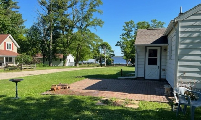 Fremont House | Clean/Quiet ranch home- 1 Block from Public Beach- Fremont