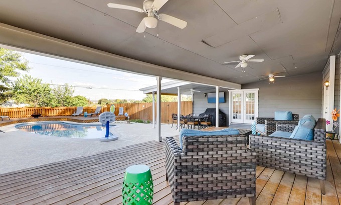 Shearer Hills - Ridgeview House | Clean Relaxing Retreat: Solar Heated Pool. Gameroom! Access to SA Attractions