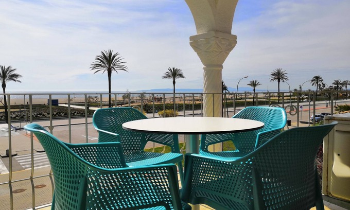 Empuriabrava Apartment | Clean, well-kept apartment on the beach, wifi, air conditioning. 1st floor, up to 4 pers.