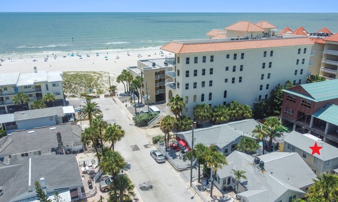 Clearwater Beach House | Clearwater Beach Cottage 24/Walk to the beach!