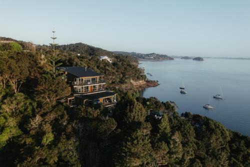 Opua Cabin | Cliff Edge by the Sea