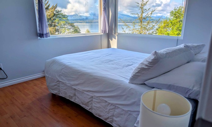 Alert Bay Cottage | Cliff Haven on the Bay, Panoramic Ocean & Mountain views, 1 bdrm, 2 beds Cottage
