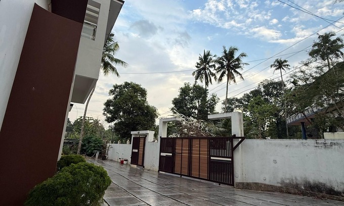 Varkala House | Cliff Niyara 5min drive to Beach and Cliff 2-bedroom house with AC in Varkala