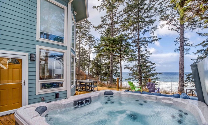 Neskowin House | Cliff-top Beauty has Stellar Ocean View, a Furnished Deck, and a King Suite!