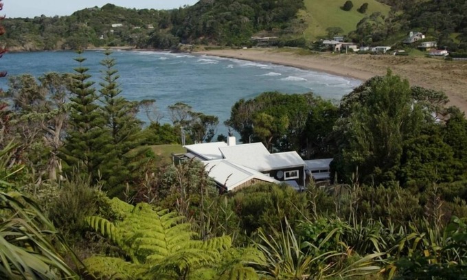 Matapouri House | Cliff top stunningly located original bach