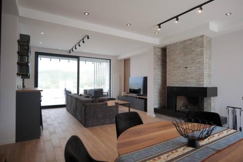 Kaspi House | Cliffside Nichbisi
