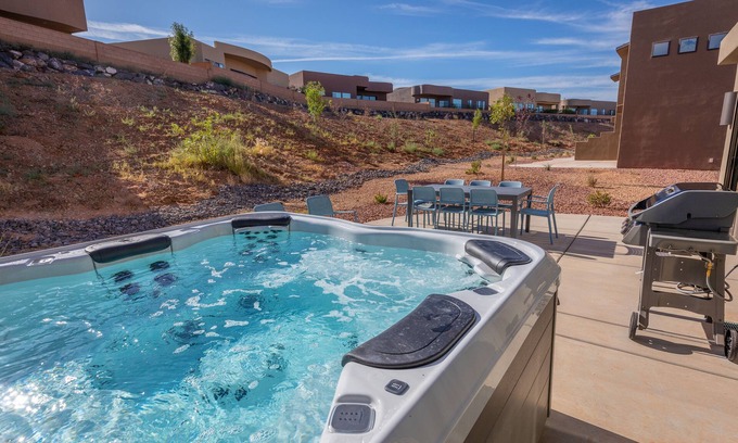 St. George House | Cliffside Retreat at The Ledges Golf Club *Private Hot Tub*