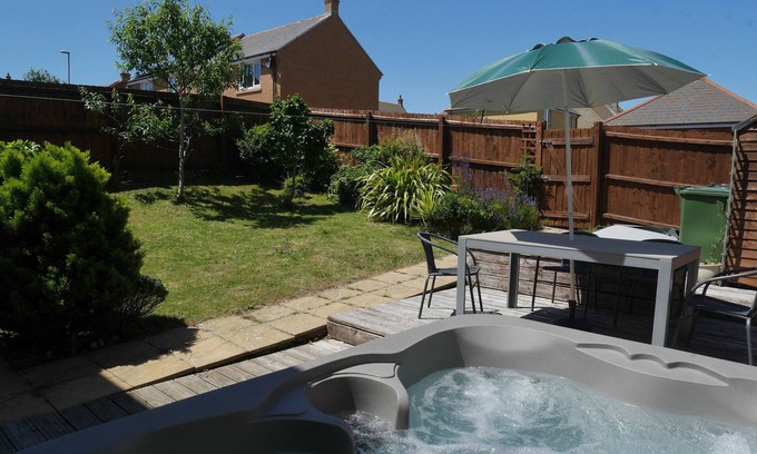 Southwell Cottage | CLIFFWALK COTTAGE, pet friendly, with hot tub in Portland Bill