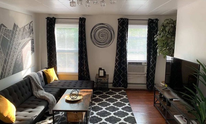 Kingston Apartment | Clinton Cove - Lively 2 Br in the heart of Midtown