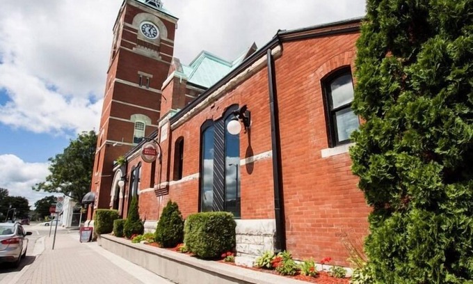 Strathroy Hotel | Clocktower Inn