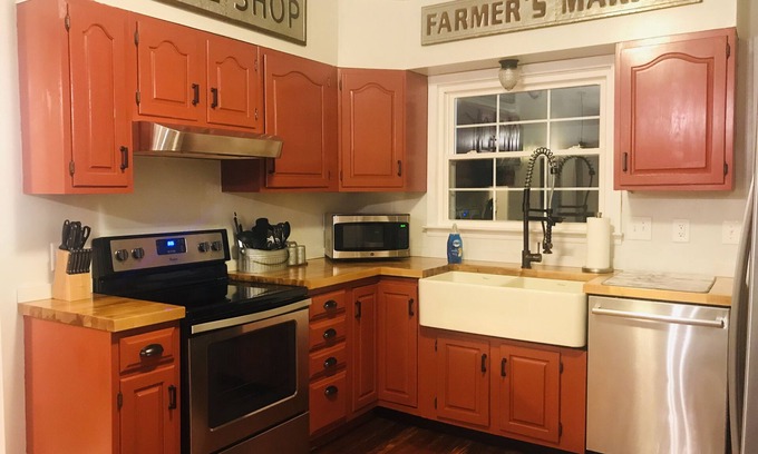 Williamstown House | CLOSE TO ARK, SPARKLING CLEAN, BIG FAMILIES, CABLE, KING BED, BACK YARD