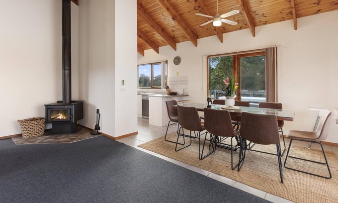 Jan Juc House | Close to beach, Wood fireplace, Pets, refreshing garden