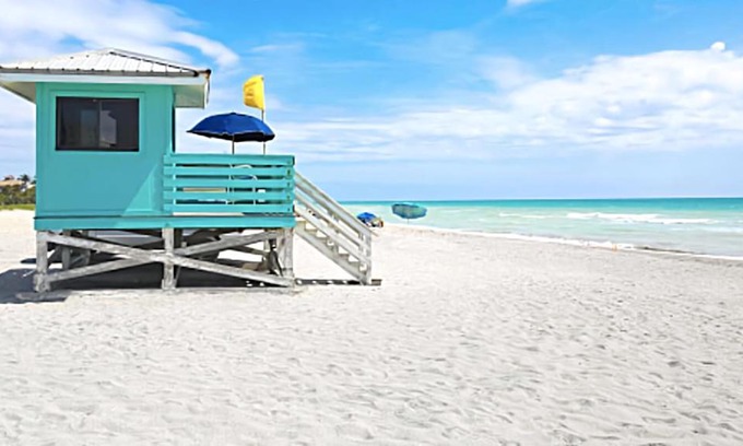 Gulf Gate Estates Apartment | Close to beaches with hot tub and large garden