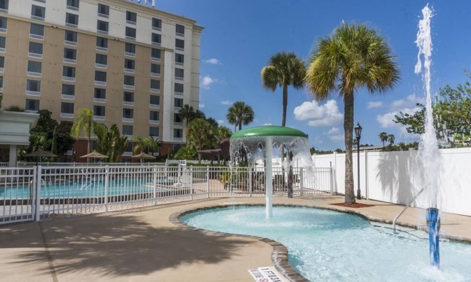 Florida Center Hotel | Close to Best Attractions in Town! Convenient Room, Onsite Parking, Pool!