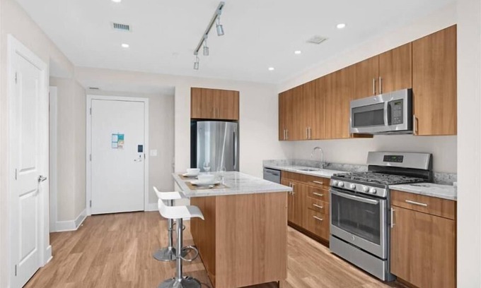 Reston Apartment | Close to Best Buy, Sephora, Lululemon | Prime 1BR in Reston