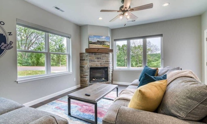 Branson Condo | Close to Branson HWY 76 Strip! Indoor Pool!