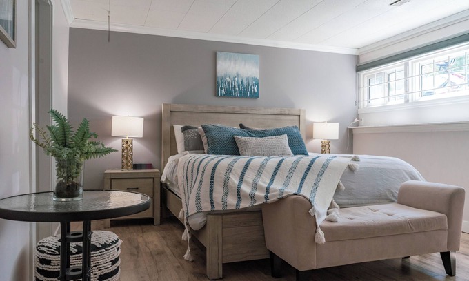 South Central Bed & Breakfast | Close to downtown/A yard where Deer roam/Pet-Friendly