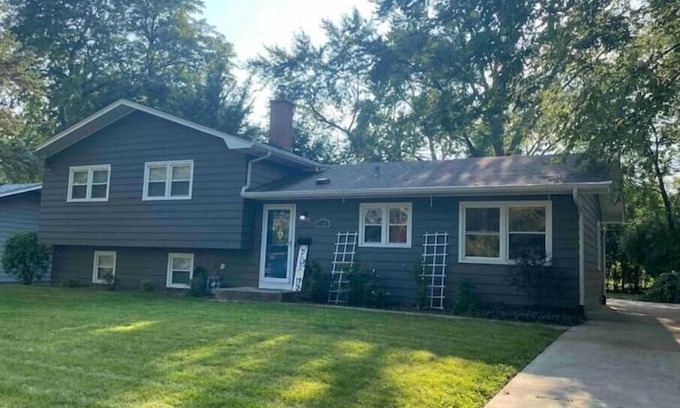 Naperville House | Close to downtown Naperville 3 Bed 2.5bath/Pets OK, Garage and utilities incl.