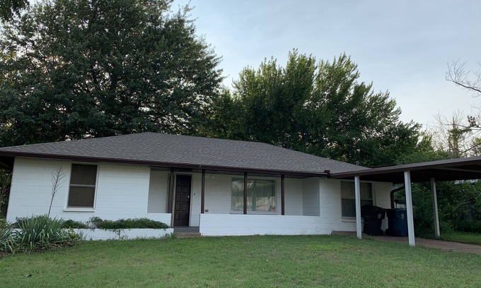 Midwest City House | Close to downtown Okc and Tinker