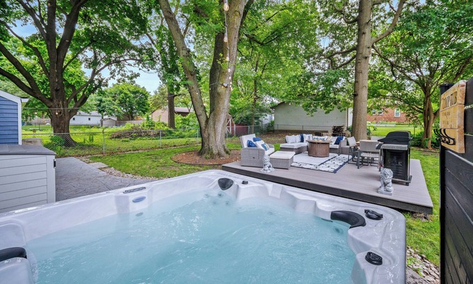 Waveland Park House | Close to Drake/Downtown - Filled With Amenities, Pet Friendly, Hot Tub, Theater!
