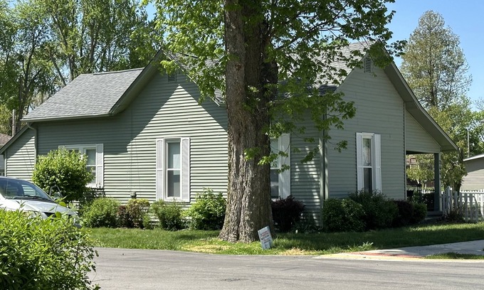 Pendleton House | CLOSE TO EVERYTHING - 28 mi to Indy - Shopping - Dining