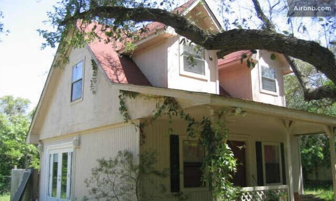 Manchaca Cottage | Close to F1, Austin360 Amphitheater, ACL, SXSW - pet friendly retreat