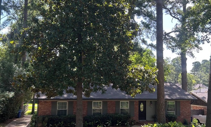 Springlake House | CLOSE TO HOSPITALS & NORTON ART GALLERY-LUXURY 3 BEDROOM/2 BATH HOME W/BIG YARD