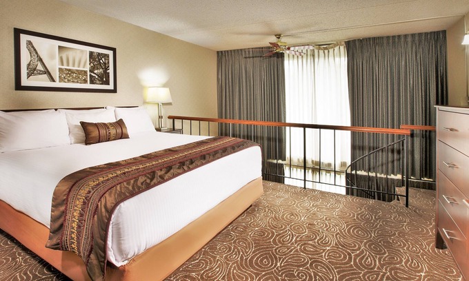 Wilburton House | Close to Local Hospital! Spacious Room, Pool & Parking! Near Bellevue Square!