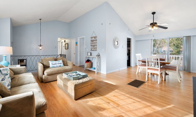 New London House | Close to Mystic, Stonington, Westerly. Room for everyone. 3 mins to Ocean Beach.