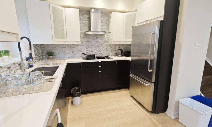 Richmond Hill House | close to park lake, convenient to restaurant, coffee shops, banks, superstore.