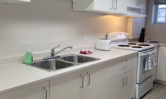 North Bay Apartment | Close to parks and shopping! Located close to Highway 11