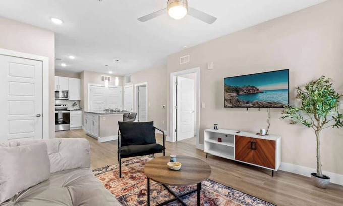 Southeast Orlando Apartment | Close to Parks Retreat with KingBed & Pet-Friendly
