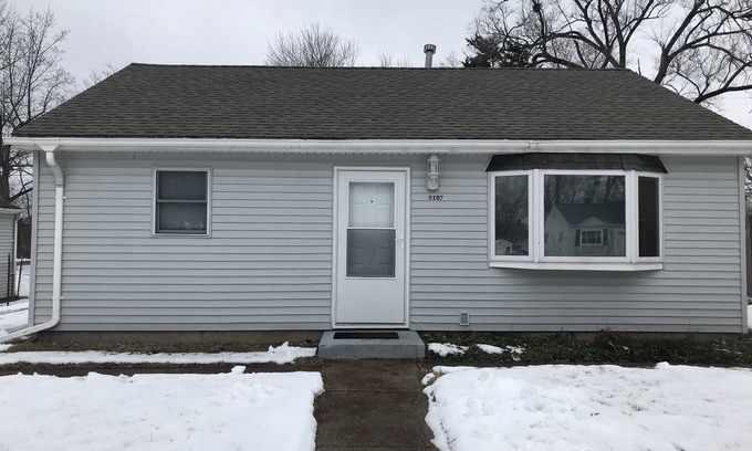 Peoria House | Close to Peoria downtown area, civic center, OSF Hospital, shopping area