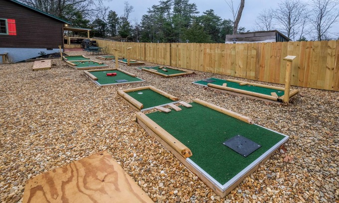 Sevierville Ski Chalet | Close to Pigeon Forge-Putt Putt Coarse-Outdoor tv-Secluded-Hot tub-outdoor fire pit and More