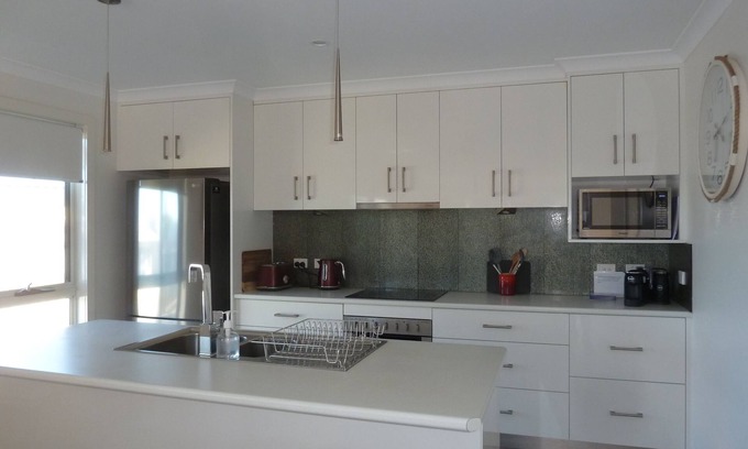 Bridport Villa | Close to shops, beaches, Bridport Distilling Co and eateries
