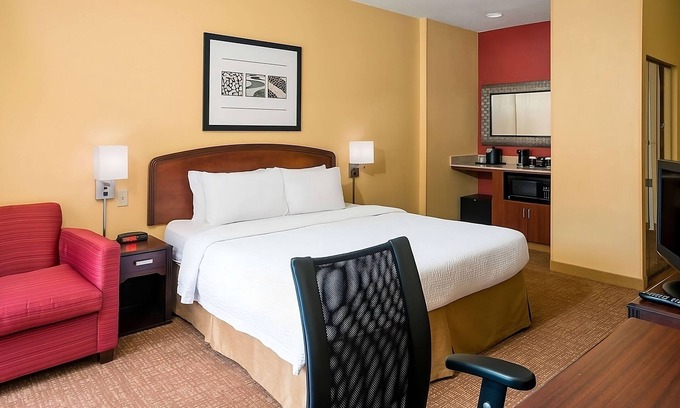 West Dundee Resort | Close to Spring Hill Mall! Indoor Pool, FREE Parking, Pet-Friendly Property!