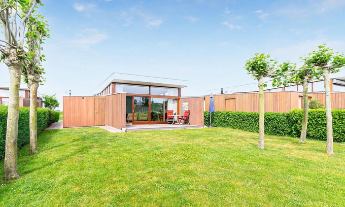 Bunschoten House | Close to the marina and with a view of polder landscape and the bird breeding area, this beautiful v
