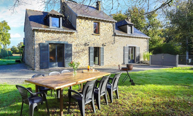 Ferel House | Close to the coast, this welcoming house with character welcomes you in a quiet environment.