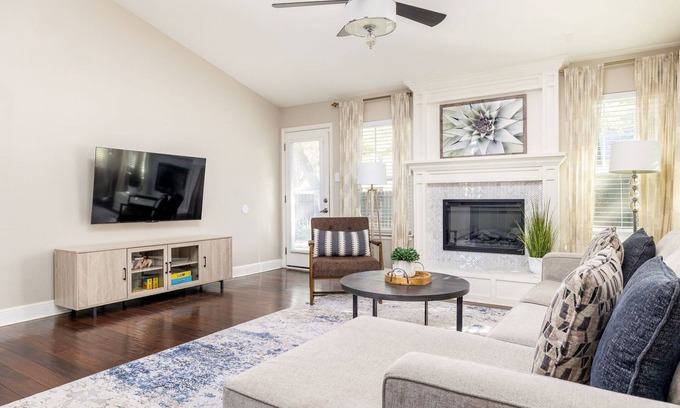 Indian Oaks House | Close to Town, Beautiful Decor | Quaint-essential