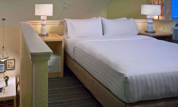 Chesterfield House | Close to Westfield Chesterfield Mall! 3 Pet-friendly Units w/ FREE Breakfast!